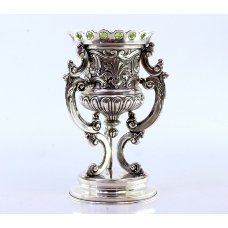 Porta velas de altar em prata com relevos revelados e aplicações alma em vidro verde assente em base redonda com frisos